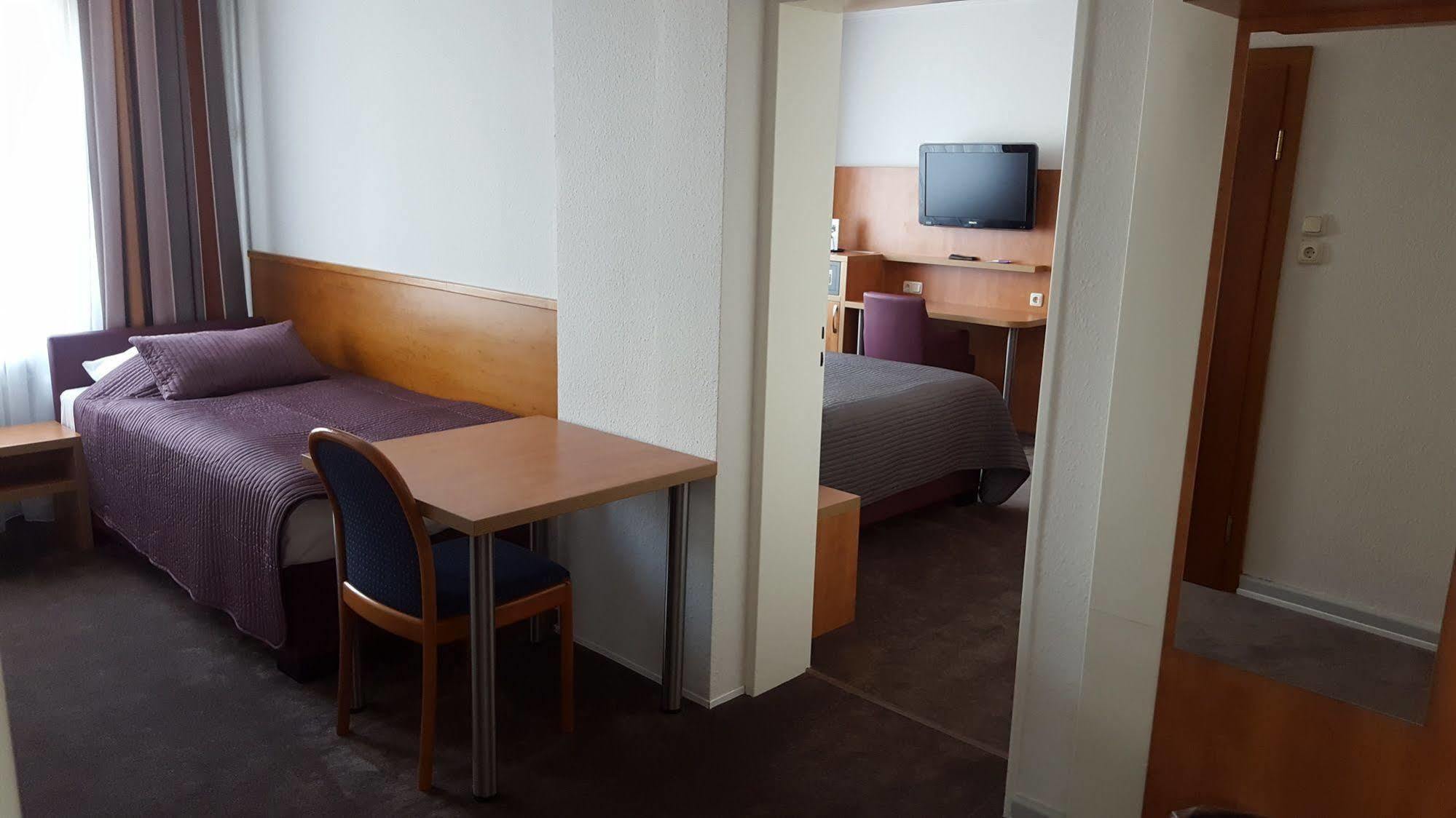 Hotel Niederrad - Self Check In Frankfurt am Main Ngoại thất bức ảnh