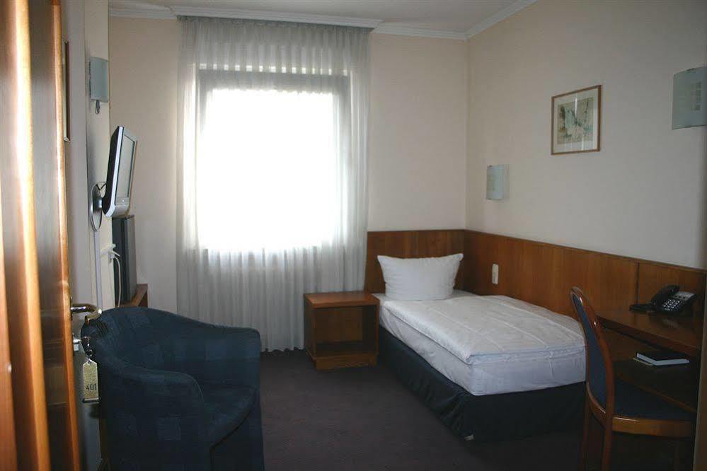 Hotel Niederrad - Self Check In Frankfurt am Main Ngoại thất bức ảnh